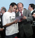 Foto do governador entregando o certificado para um dos alunos da APAE