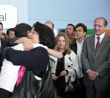 Foto da Assessora-Chefe do Poupatempo, Vera  Tokairim, abraçando uma das jovens concluentes do curso