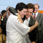 Foto do ator Marcos Frota abraçando um dos jovens.